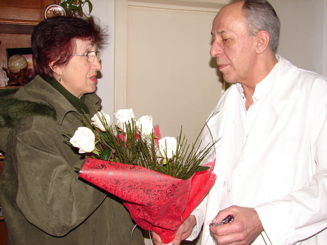 MIRCEA BARSAN PRIMESTE UN BUCHET DE MULTUMIRI DIN PARTEA UNEI PACIENTE MIRCEA BARSAN PRIMESTE UN BUCHET DE MULTUMIRI DIN PARTEA UNEI PACIENTE