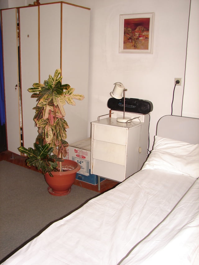 MIRCEA BARSAN SI CAMERA MODESTA DIN SPITAL IN CARE A LOCUIT ANI DE ZILE PENTRU A FI ALATURI DE PACIENTII INTERNATI MIRCEA BARSAN SI CAMERA MODESTA DIN SPITAL IN CARE A LOCUIT ANI DE ZILE PENTRU A FI ALATURI DE PACIENTII INTERNATI