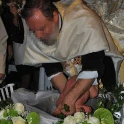 PREOTUL EFECTUEAZA BOTEZUL ORTODOX BARBAR
