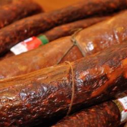 MEZELURILE ROMANESTI SUNT PLINE DE CHIMICALE ADITIVI COLORANTI CONSERVANTI