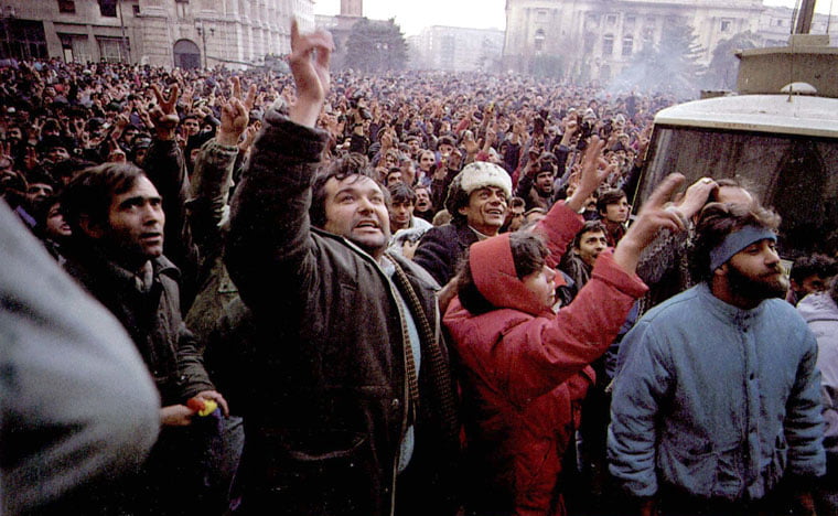REVOLUTIA ROMANA IN APROPIEREA SEDIULUI COMITETULUI CENTRAL - ACTUALA PIATA REVOLUTIEI (FOTO 22 DECEMBRIE 1989)