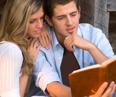 DOI TINERI CASATORITI CREDINCIOSI CITESC IMPREUNA SFANTA SCRIPTURA