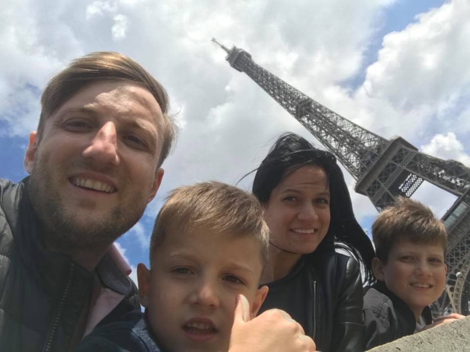 TONY BERBECE CU SOTIA SI COPIII ALCATUIESC FAMILIA CRESTINA TRADITIONALA TONY BERBECE CU SOTIA SI COPIII ALCATUIESC FAMILIA CRESTINA TRADITIONALA