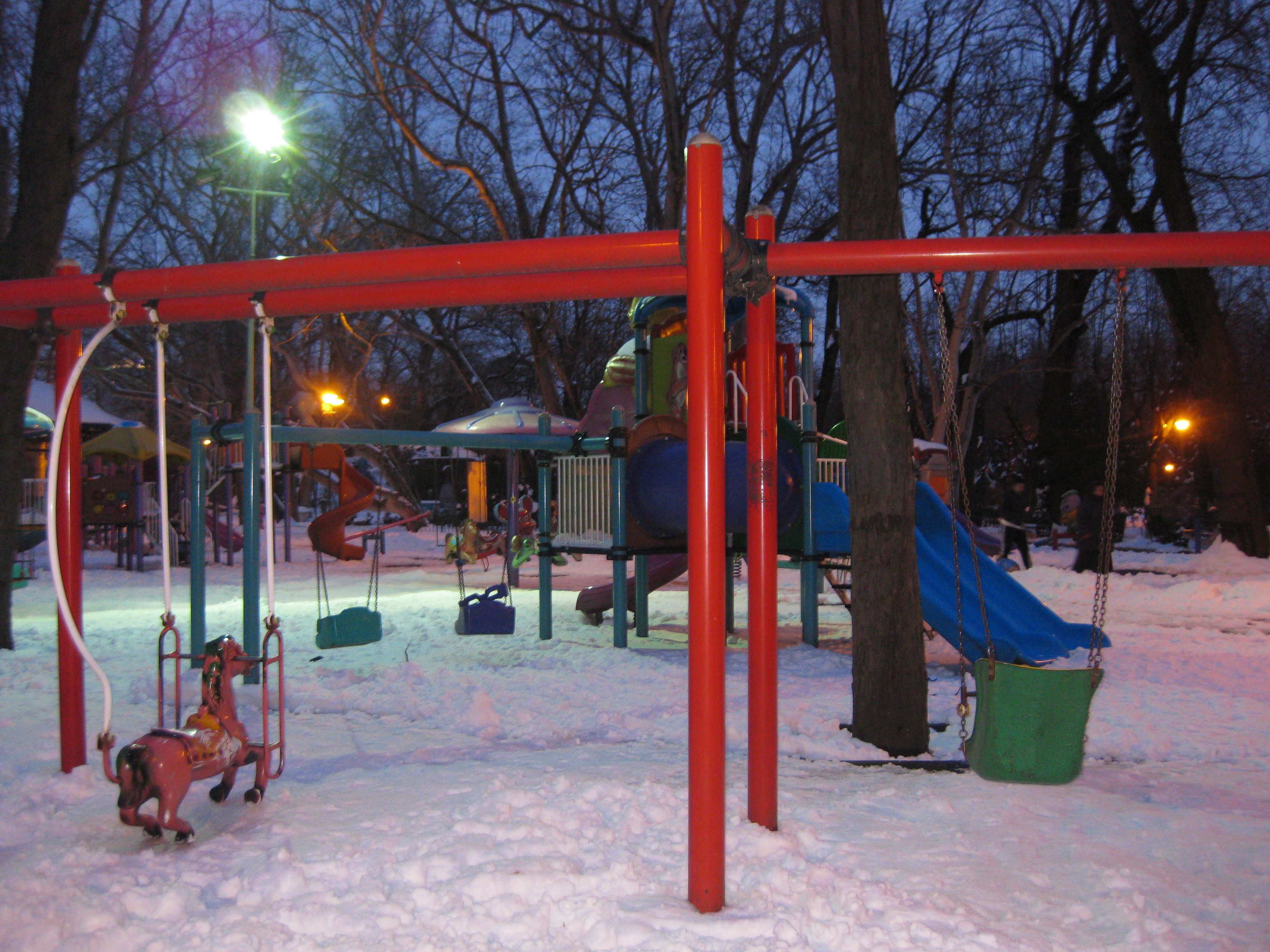 LEAGANE DIN PARCUL CISMIGIU INGHETATE IN ZAPADA DIN 24 MARTIE 2018 LEAGANE DIN PARCUL CISMIGIU INGHETATE IN ZAPADA DIN 24 MARTIE 2018