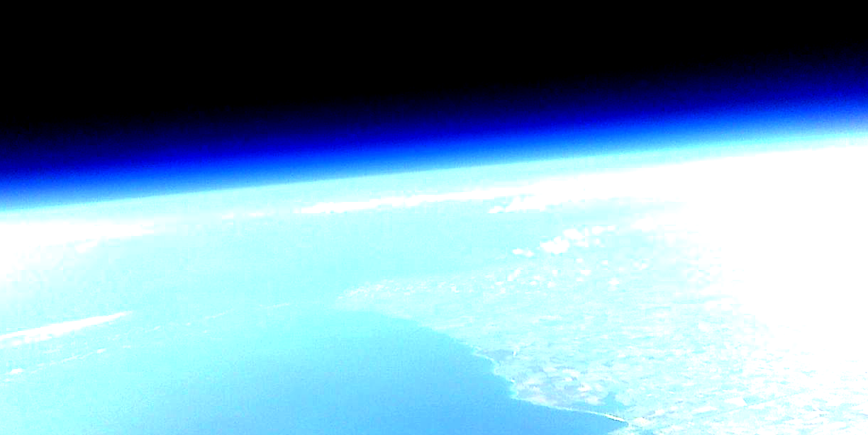 avion romanesc fara pilot la limita armstrong de 23 kilometri altitudine fotografie deasupra zonei Mamaia Nord