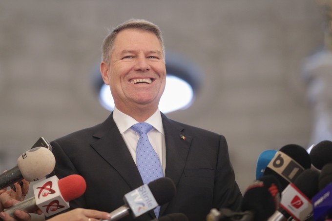 KLAUS IOHANNIS RADE DE CEI PESTE TREI MILIOANE DE CRESTINI CARE AU VOTAT DA LA REFERENDUMUL PENTRU DEFINIREA CLARA A CASATORIEI IN CONSTITUTIE KLAUS IOHANNIS RADE DE CEI PESTE TREI MILIOANE DE CRESTINI CARE AU VOTAT DA LA REFERENDUMUL PENTRU DEFINIREA CLARA A CASATORIEI IN CONSTITUTIE