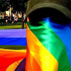 POLONIA REZISTA IN FATA TEATRULUI AMBULANT AL MARSURILOR GAY