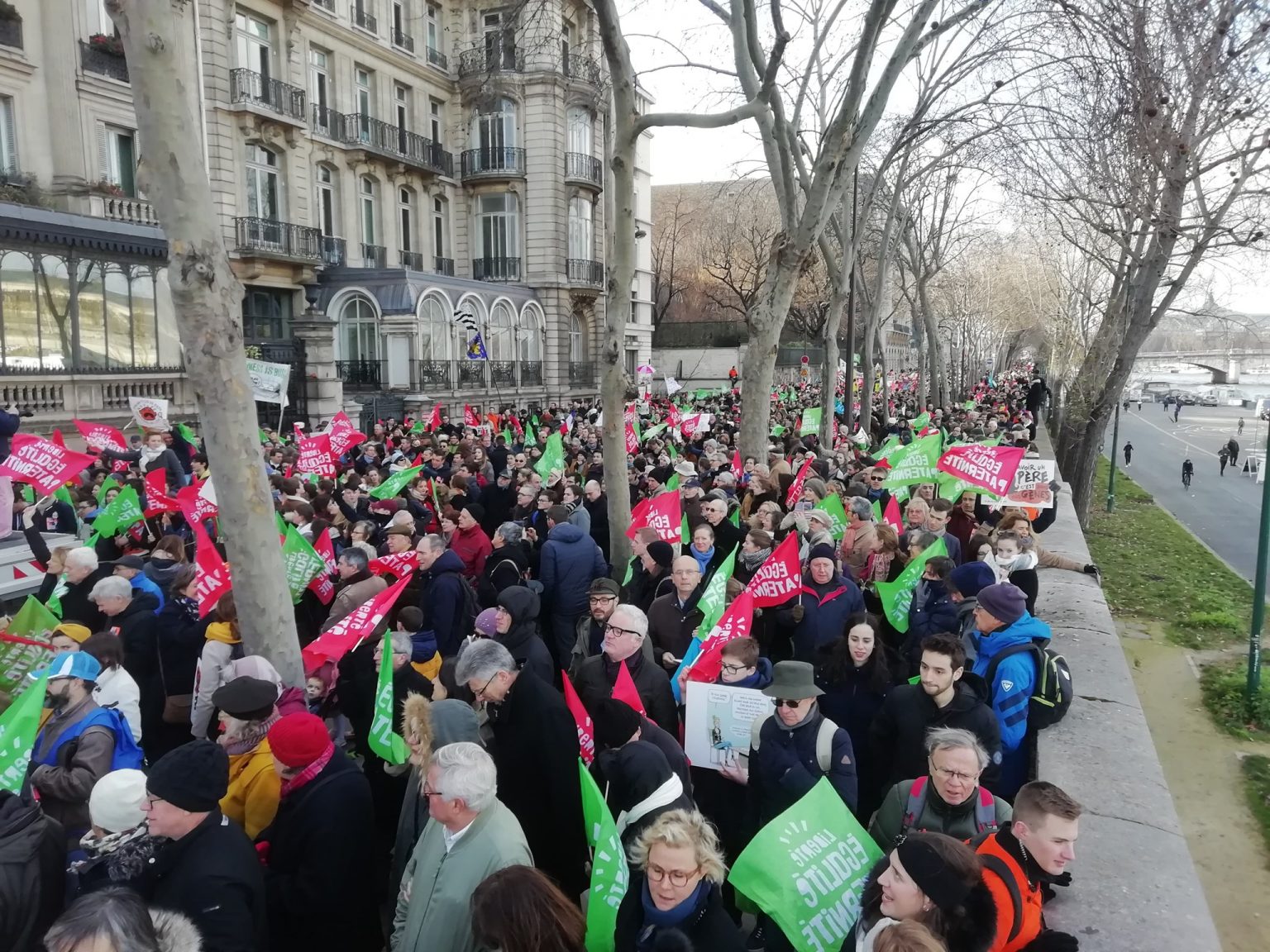 PARIZIENII DEMONSTREAZA CONTRA LEGII REPRODUCERII ASISTATE PENTRU LESBIENE PARIZIENII DEMONSTREAZA CONTRA LEGII REPRODUCERII ASISTATE PENTRU LESBIENE