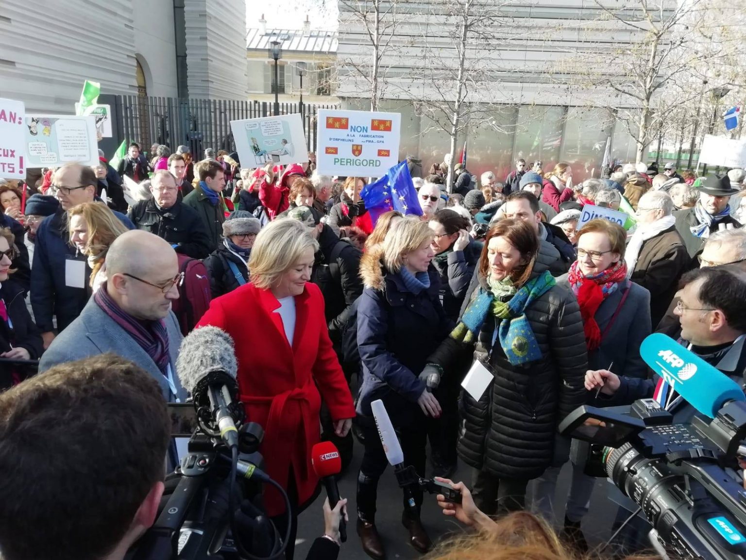 PARIZIENII DEMONSTREAZA IMPOTRIVA LEGII REPRODUCERII ASISTATE PENTRU LESBIENE PARIZIENII DEMONSTREAZA IMPOTRIVA LEGII REPRODUCERII ASISTATE PENTRU LESBIENE