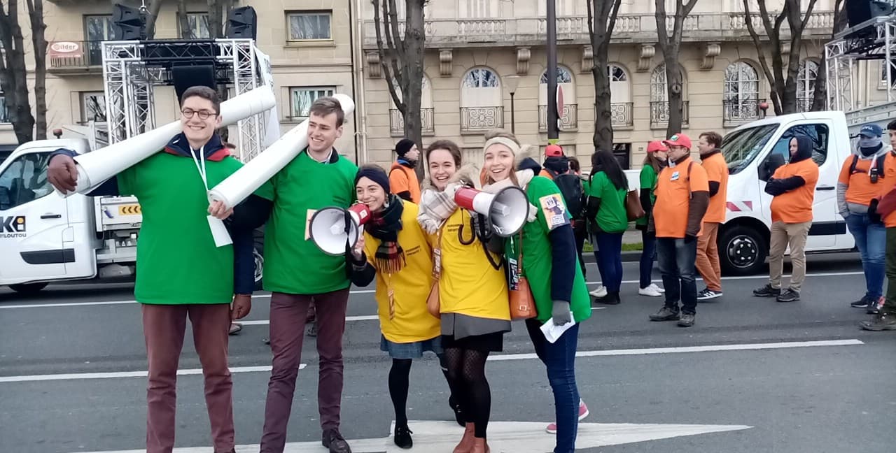 TINERI PARIZIENI CARE DEMONSTREAZA IMPOTRIVA LEGII REPRODUCERII ASISTATE PENTRU LESBIENE TINERI PARIZIENI CARE DEMONSTREAZA IMPOTRIVA LEGII REPRODUCERII ASISTATE PENTRU LESBIENE