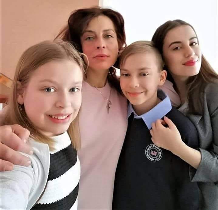 CAMELIA SMICALA IMPREUNA CU COPIII