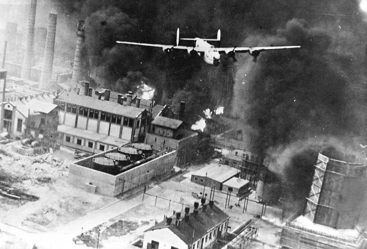 BOMBARDAMENT AL UNUI AVION AMERICAN PESTE RAFINARIA PLOIESTI IN AUGUST 1943