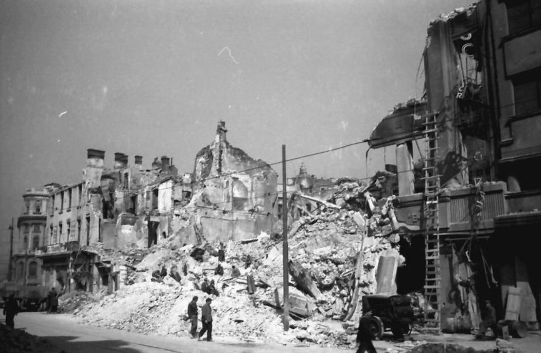 BOMBELE LANSATE DE AVIOANELE AMERICANE AU DISTRUS CENTRUL BUCURESTIULUI IN 4 APRILIE 1944 BOMBELE LANSATE DE AVIOANELE AMERICANE AU DISTRUS CENTRUL BUCURESTIULUI IN 4 APRILIE 1944