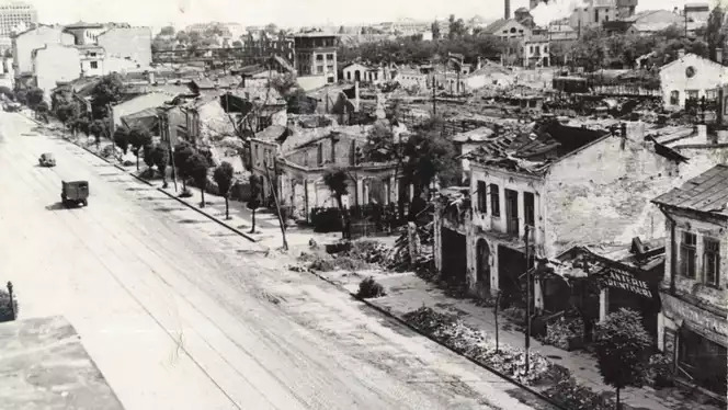 CALEA GRIVITEI DIN BUCURESTI DUPA BOMBARDAMENTUL AVIOANELOR AMERICANE DIN 4 APRILIE 1944 CALEA GRIVITEI DIN BUCURESTI DUPA BOMBARDAMENTUL AVIOANELOR AMERICANE DIN 4 APRILIE 1944