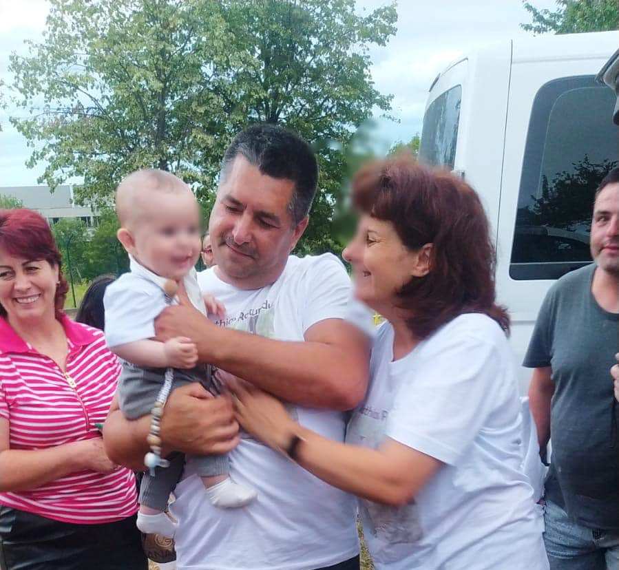 BAIETELUL MATHIAS ROTUNDU REPATRIAT IN ROMANIA SI INCREDINTAT BUNICILOR