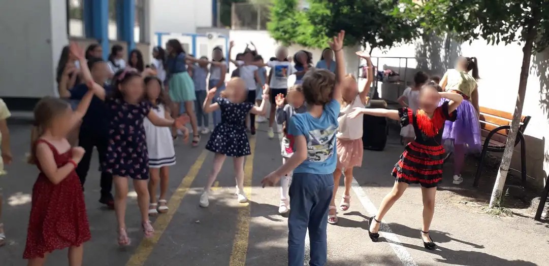 COPII CARE SE JOACA IN CURTEA SCOLII COPII CARE SE JOACA IN CURTEA SCOLII